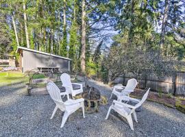 Pet-Friendly Cabin Minutes to Gig Harbor!, hotel in Fox Island
