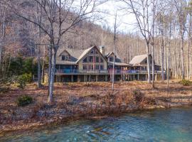 Serenity on the River Luxe Lewisburg Cabin!, holiday home in Lewisburg