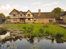 The Threshing Barn at Penrhos Court, hotel in Kington