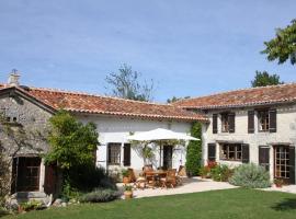 La Cotte Remote house for family getaway in Périgord, hotel s bazenima u gradu 'Nanteuil-de-Bourzac'