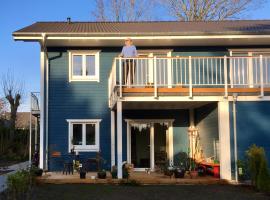 Gemütliche Wohnung mit Sonnenterrasse im blauen Holzhaus โรงแรมในฮูซุม