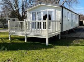 private rented caravan situated at Southview holiday park, hotel con campo de golf en Winthorpe