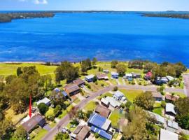 Lakeside Gem - Lakeview Holiday Home, villa sa Lakeside