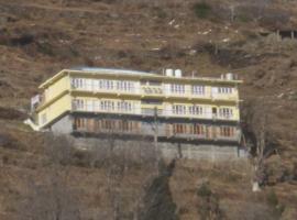 Chamunda Hotel And Restaurant, ξενοδοχείο σε Tisa