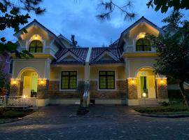 Villa Kota Bunga 2 kamar full wifi harga budget、チアンジュルのホテル