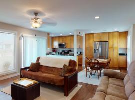 AH-B107 Completely Remodeled Ground Floor Condo, Overlooking PoolHot Tub, place to stay in Port Aransas