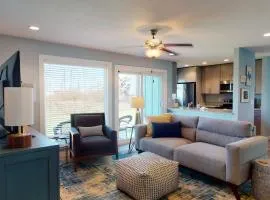 AH-G124 Remodeled First Floor Condo, Shared Pool & Hot Tub, Near Marina