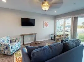 AH-J137 Newly Remodeled First Floor Condo, Shared Pool & Hot Tub
