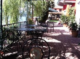 B&B Nest on the Lake: Lezzeno'da bir otel