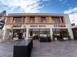 Dabas Hotel, готель з парковкою у місті Dabas