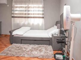 Fully air-con 3Bed Villa-Wifi -hot water -cable tv, hytte i Freetown