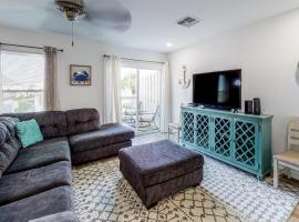 EC234 Newly Remodeled, One Bedroom, Second Floor Condo, Shared Pool, Grills and Boardwalk, hotel sa Port Aransas