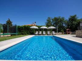 Cozy villa Marina with private pool in Labin, hotel v destinaci Martinski