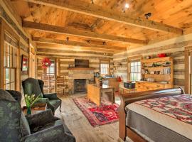 Lovely Wooded Cabin with Numerous Trails On-Site!, maison de vacances à Earlysville