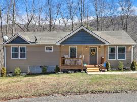 Cute Smoky Mountain Home Drive to Asheville!, casa rústica em Leicester