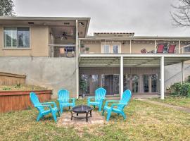 Pet-Friendly Riverfront Retreat - Deck and Views!, מלון בסגווין