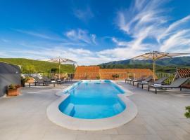 Villa Vito - with heated pool, whirlpool, gym, hotel i Šarići