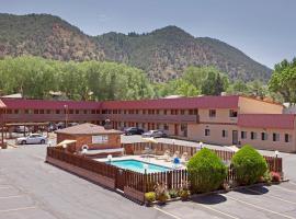 Glenwood Springs Cedar Lodge, מלון בגלנווד ספרינגס