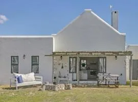 Cheerful Cottage on Britannia Beach, West Coast