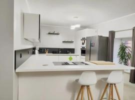 Modern 3 bedroom apartment near Useldange castle, hotel v destinaci Useldange