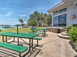 Rustic Lake Buchanan Hideaway with Game Room and Grill, hotel v destinaci Tow