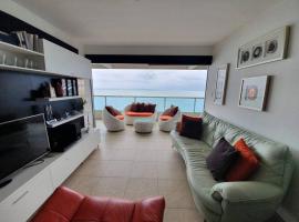 Departamento al pie del mar con hermosa vista / Torre Oceánica，薩利納斯的飯店