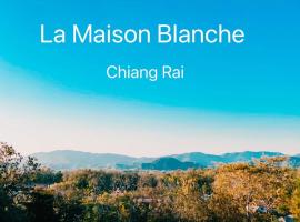 La Maison Blanche Chiang Rai Resort, готель з парковкою у місті Чіанграй