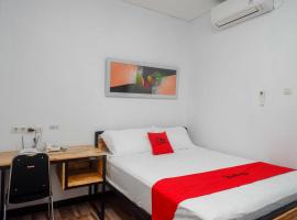 RedDoorz Plus near Patung Kuda Undip, hotel en Jatingaleh