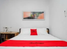 RedDoorz Plus near Patung Kuda Undip