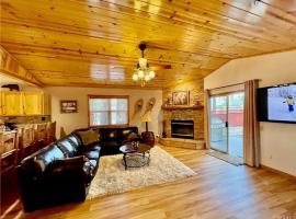 Enchanting Cabin with Hot Tub & Quiet Neighborhood, hotel in Big Bear Lake
