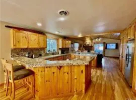 Enchanting Cabin with Hot Tub & Quiet Neighborhood