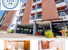 The Glasshouse place, hotel in Trang