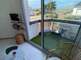 Joli appartement 4 personnes - vue mer, hotel perto de Ploemeur Océan Golf Course, Ploemeur