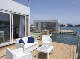 Naktsmītne uz ūdens Houseboat Floatart Experience Bisceglie pilsētā Bišelje