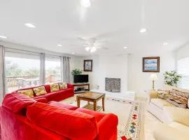 Bright home with spacious deck, beach access, central AC & WiFi