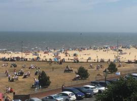 Pier Road Holiday Home, pet-friendly hotel sa Gorleston-on-Sea