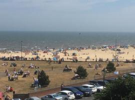 Pier Road Holiday Home, pet-friendly hotel in Gorleston-on-Sea