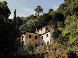 L'Eremo-Rifugio escursionistico.10 min steep walk!