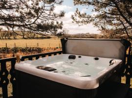 Keer Side Lodge, Luxury lodge with private hot tub at Pine Lake Resort, hotel near Carnforth Train Station, Carnforth