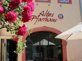 Altes Pfarrhaus, hotel with parking in Auw