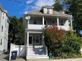 Quiet and cozy bedroom with a warm lounging area and shared spaces WE HAVE A CAT, hotel in Cambridge