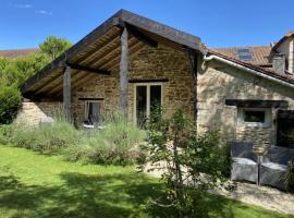 Remarkable 6pers Cottage in the nature off Mialet, hotel in Chaleix