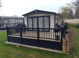 Captivating Bluebell Lodge 2-bed Cotswolds caravan, hotel in Cirencester