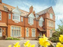 Kent House: contemporary flat close to seafront