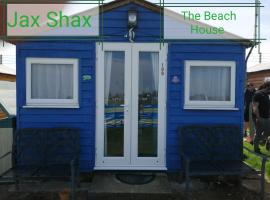The Beach Hut Home from Home in Leysdown on Sea、シェアーネスのホテル