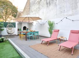 Charming 3BR APT w/ patio, by TimeCooler, hotel i Lissabon