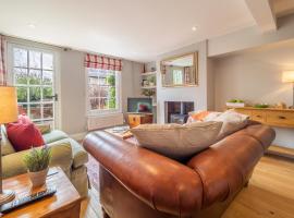 Adorable cottage with a log burner in heavenly village - Constable Lodge, hotel with parking in Nayland