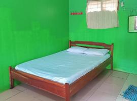 Home Stay Widi Sawarna Syariah RedPartner, hotel v destinaci Sawarna