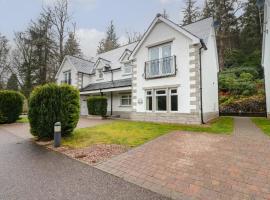 4 River Court, hotel with parking in Invergarry