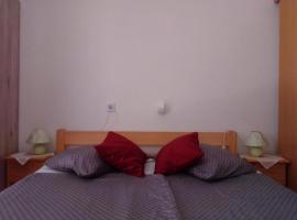 Sant' Elena Room, bed and breakfast en Bale